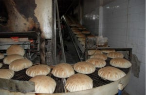 نقص مادة الطحين في أفران مدينة طفس، وتلاعب بأسعار الخبز.