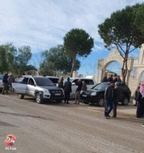 الصورة من أمام قصر فاروق الحمادي عضو مجلس الشعب بين مدينتي جاسم وإنخل في الريف الشمالي من محافظة درعا، حيث هناك تجري المفاوضات عادةً.